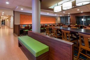 een restaurant met een groene bank en tafels en stoelen bij Fairfield Inn & Suites by Marriott Moses Lake in Moses Lake