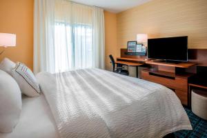En TV eller et underholdningssystem på Fairfield Inn & Suites by Marriott Moses Lake