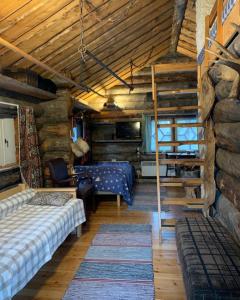 伊納利的住宿－Log Cabin - Lord of Sormuset，小屋内一间卧室配有一张床和一张双层床。