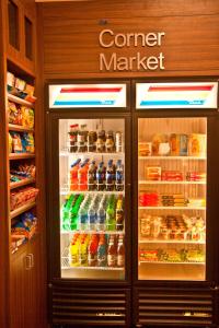 um frigorífico cheio com muitos tipos diferentes de alimentos em Fairfield Inn & Suites Modesto em Modesto