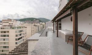 an apartment balcony with a view of a city at Tabas Incrível cobertura em Copacabana CP0012 in Rio de Janeiro