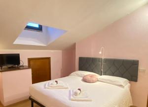 una camera da letto con un letto e due asciugamani di AM apartment a Pianella