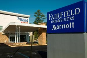 een gebouw met een bord waarop Fairfield Inn and Suites Marriott staat bij Fairfield Inn & Suites by Marriott Chesapeake Suffolk in Chesapeake