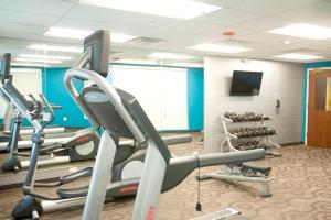 Fitnes oz. oprema za telovadbo v nastanitvi Fairfield Inn & Suites by Marriott Chesapeake Suffolk