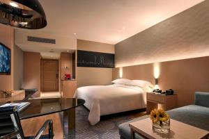 Postel nebo postele na pokoji v ubytování Renaissance Kuala Lumpur Hotel & Convention Centre