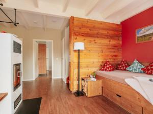 een slaapkamer met een bed met een rode muur bij Holiday homes in Torfhaus Harzresort, Torfhaus in Torfhaus
