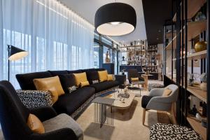 Majoituspaikan AC Hotel by Marriott Strasbourg baari tai lounge-tila