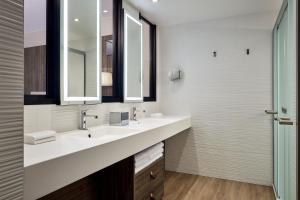 Koupelna v ubytování AC Hotel by Marriott Strasbourg