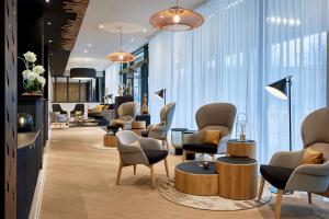 um salão com cadeiras e uma sala de espera em AC Hotel by Marriott Strasbourg em Estrasburgo