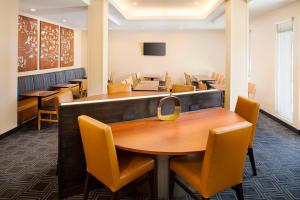 uma sala de jantar com mesa e cadeiras em TownePlace Suites by Marriott Phoenix Goodyear em Goodyear