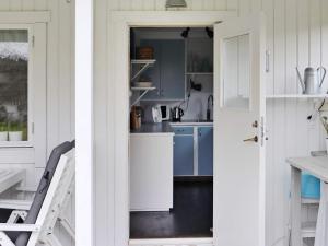 Kuchyň nebo kuchyňský kout v ubytování 4 person holiday home in VARBERG-By Traum