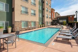 una imagen de una piscina en un hotel en Residence Inn by Marriott Modesto North en Modesto