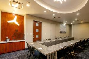 una sala de conferencias con una mesa larga y sillas en Fairfield Inn & Suites By Marriott New York Brooklyn, en Brooklyn