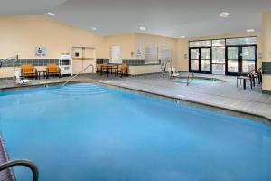 - une grande piscine d'eau bleue dans une chambre d'hôtel dans l'établissement Courtyard by Marriott Portland Hillsboro, à Hillsboro