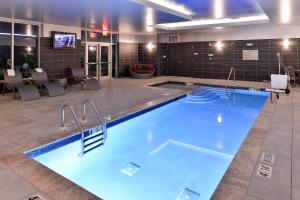 ein großer Pool in einem Hotelzimmer in der Unterkunft SpringHill Suites by Marriott Raleigh Cary in Cary