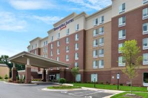 una representación de la parte delantera de un hotel con aparcamiento en SpringHill Suites by Marriott Raleigh Cary en Cary