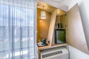 ロングビューにあるCourtyard by Marriott Longview Northの窓付きの小さなキッチン、テレビが備わります。
