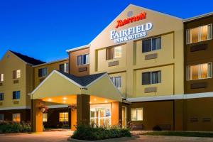 Fairfield Inn & Suites Oshkosh في اوشكوش: مبنى الفندق مع وجود لافتة تعيد برمجة خدمات النزل المعتمدة