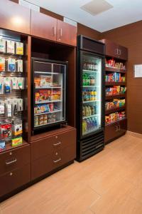 uma loja com dois frigoríficos com comida e bebidas em Fairfield Inn & Suites Oshkosh em Oshkosh