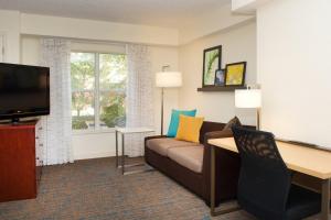 een woonkamer met een bank en een televisie bij Residence Inn Orlando Lake Buena Vista in Orlando