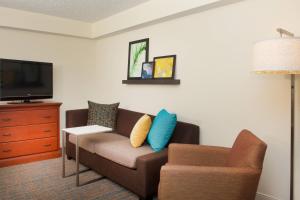 sala de estar con sofá y TV en Residence Inn Orlando Lake Buena Vista, en Orlando