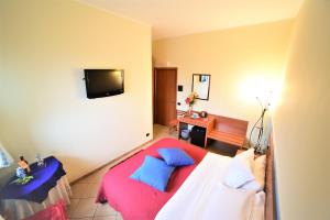 Televízia a/alebo spoločenská miestnosť v ubytovaní B&B Dimora dell' Etna