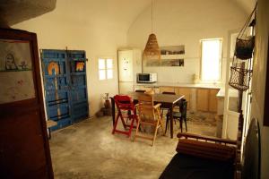 eine Küche mit einem Tisch und Stühlen im Zimmer in der Unterkunft Maison de vacance pour les amateurs de la nature in Kelibia