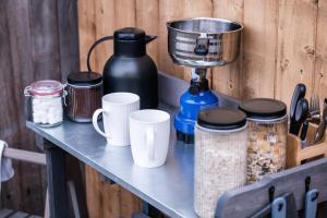 einen Tisch mit Tassen und einem Mixer darauf in der Unterkunft Bubble Tent Gutach- Schlafen unterm Sternenhimmel in Gutach im Breisgau