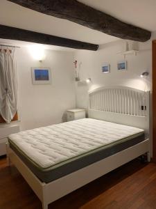 a bedroom with a large white bed in a room at CASABARBARA lerici in Lerici