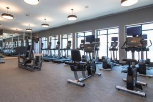 - une salle de sport avec des rangées d'équipements d'exercice dans un bâtiment dans l'établissement Courtyard by Marriott Rapid City, à Rapid City