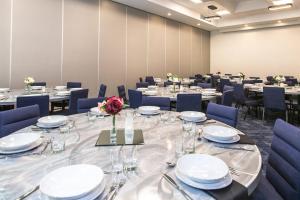 una sala conferenze con tavoli e sedie blu di Courtyard by Marriott Rapid City a Rapid City