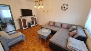 TV a/nebo společenská místnost v ubytování RI-JÓ apartman