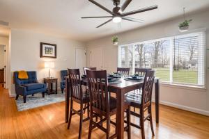comedor y sala de estar con mesa y sillas en Silver Creek 3BR Hideaway, en New Albany