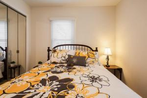 una camera da letto con un letto con copriletto floreale di Silver Creek 3BR Hideaway a New Albany