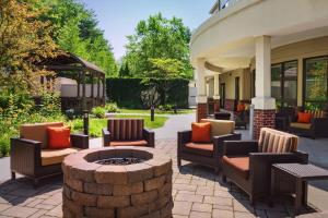 A seating area at Courtyard by Marriott Portland Airport