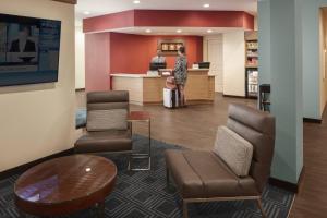Lobby o reception area sa TownePlace Suites by Marriott Tampa South