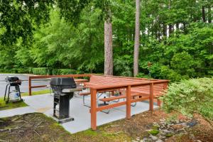 a picnic table and a grill in a park at SpringHill Suites Pinehurst Southern Pines in Pinehurst