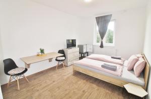 sypialnia z łóżkiem, biurkiem i komputerem w obiekcie Apartmany Troll w mieście Bublava
