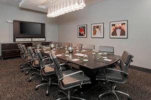 une salle de conférence avec une grande table et des chaises dans l'établissement Courtyard by Marriott San Francisco Union Square, à San Francisco