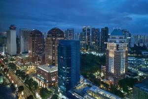 une ligne d'horizon nocturne avec de grands bâtiments dans l'établissement Singapore Marriott Tang Plaza Hotel, à Singapour