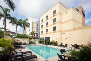 einem Pool vor einem Gebäude in der Unterkunft Fairfield Inn & Suites by Marriott Delray Beach I-95 in Delray Beach