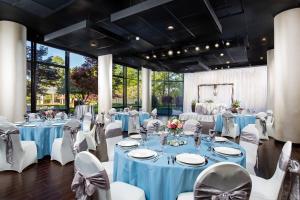 un salón de banquetes con mesas azules y sillas blancas en Greenville Marriott en Greenville