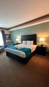 a hotel room with a large bed in a room at Charming suite in a condotel close to Disney in Orlando