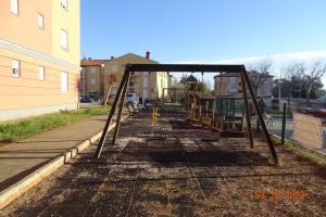 ein Spielplatz auf einer Straße gebaut wird in der Unterkunft Apart CENTAR UMAG EDDA Joakima Rakovca 7 E 52470-Umag in Umag