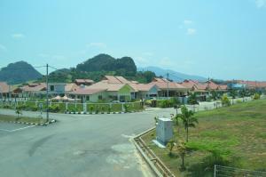 Blick auf eine Straße mit Häusern und Bäumen in der Unterkunft Welcome Inn GM in Gua Musang