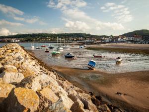un grupo de barcos en un cuerpo de agua en Aspen House - Apartment 1, en Colwyn Bay