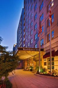 um hotel com duas bandeiras em frente a um edifício em Residence Inn by Marriott Washington, DC National Mall em Washington