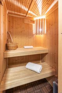 drewniana sauna z umywalką i ręcznikiem w obiekcie L'Absinthe Hotel w mieście Honfleur