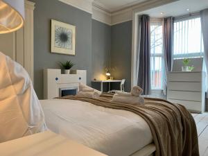 1 dormitorio con 1 cama grande y chimenea en Somerford Place - 6 Beds - Sleeps 12 - Parks 2-3 cars/vans, en Willenhall