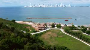 een luchtzicht op een park met een stad op de achtergrond bij Santuario Beach Hostel in Tierra Bomba